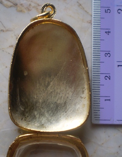 ตลับเงินแกะลาย ปิดหลังบ  ชุบทองแท้  ใส่พระเปิม  เนื้อดิน  เคาะเดียว 