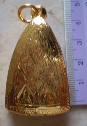 ตลับเงินแกะลาย  ปิดหลัง  ชุบทองแท้  ใส่ ลป  ทวด  หลังเตารีดใหญ่  เคาะเดียว 