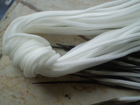 เชือกร่มอย่างดี ปลายแหลม สีขาว  ขนาด 2 มิล จำนวน 20 เส้น  เคาะเีดยว 