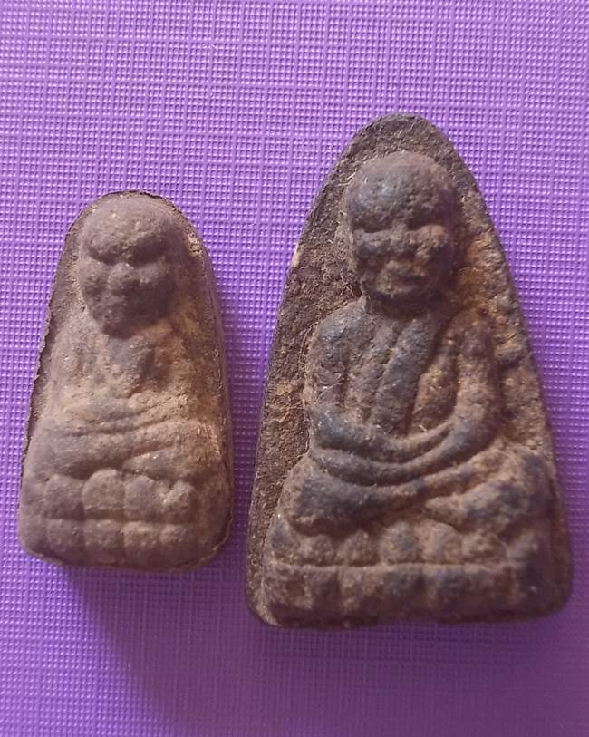 มาเป็นคู่...หลวงปู่ทวด วัดห้วยมงคล รุ่นสร้างพระให้แม่ปี44พิธี สก. เนื้อว่านพิมพ์เตารีดและพิมพ์พระรอด