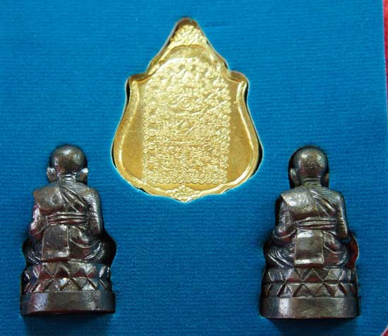 	หลวงปู่ทวด หมื่นยันต์ รุ่นรวยหายห่วง ชุดพิเศษทอดกฐิน วัดช้างไห้ เนื้อฝาบาตลงยาสีเเดง หมายเลข 3578