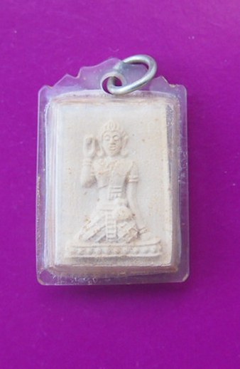 (((เคาะเดียวแดง))) พระผงรูปเหมือนนางกวัก (ไม่ทราบที่) พร้อมเลี่ยม 