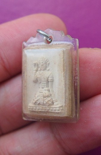 (((เคาะเดียวแดง))) พระผงรูปเหมือนนางกวัก (ไม่ทราบที่) พร้อมเลี่ยม 