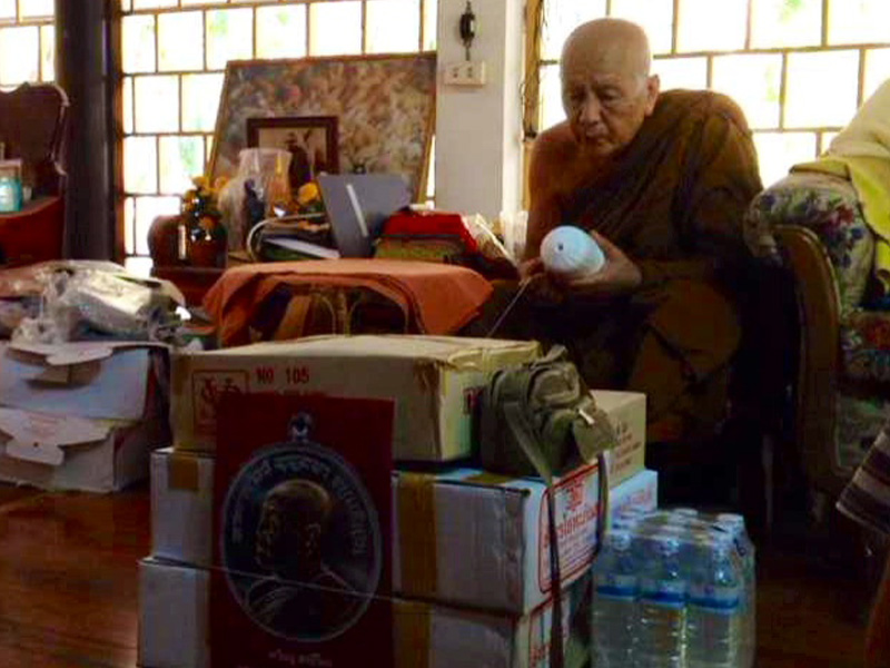 เหรียญพรปีใหม่ หลวงตาบุญหนา เนื้อทองแดงรมดำ ๒๗๑ พระงามมาก พร้อมกล่องเดิมครับ