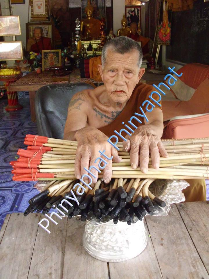 หวายครูคืบ รุ่นแรก(ขนาดพกพา)ทาสีดำ ตะกรุดทองฝาบาตร (ตอกโค้ดและหมายเลขกำกับ)ญาท่านเขียน ปุญฺญกาโม**3*