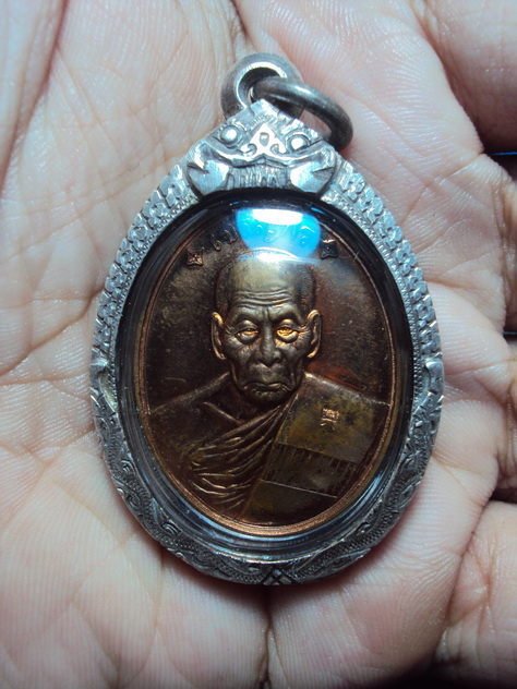 เหรียญเจริญพร หลวงปู่คำบุ เนื้อทองแดง พร้อมเลี่ยมตลับเงินเก่า no.1826