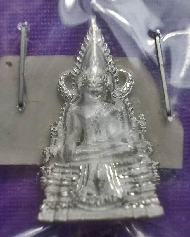 เคาะเดียวครับ....พระพุทธชินราชรุ่นปิดทองปี 2547 เนื้อเงินพ่นทราย พิมพ์เล็ก หมายเลข 2012