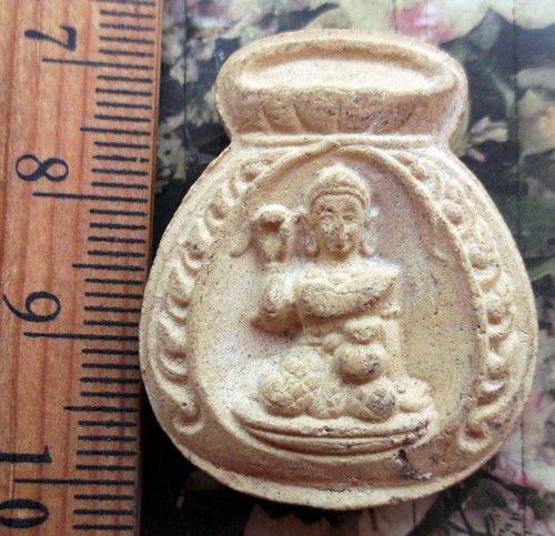 10 บาท กับ พระผงนางกวัก  ...Bi655