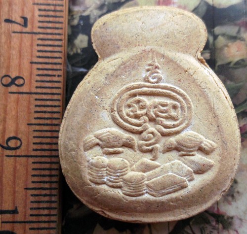 10 บาท กับ พระผงนางกวัก  ...Bi655