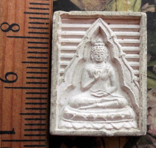 10 บาท กับ พระผงบรรจุเจดีย์พุทธฑลมณ ...Bi656