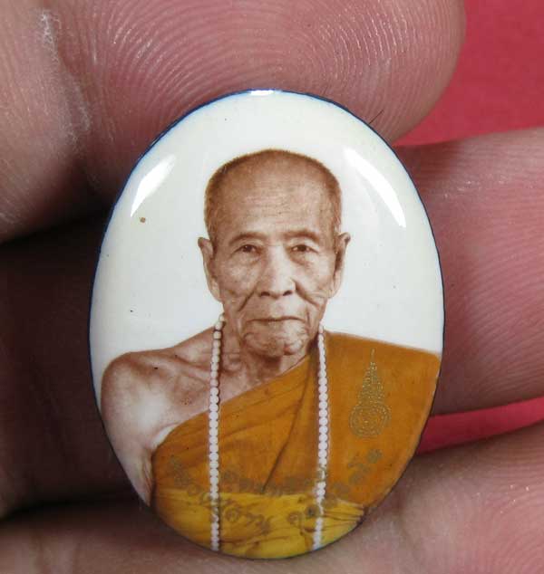 ล๊อกเก็ตฉากขาวทอง รุ่นสุดท้าย หลวงปู่คำบุ คุตฺตจิตฺโต วัดกุดชมภู จ.อุบลราชธานี รุ่นอุดมทรัพย์