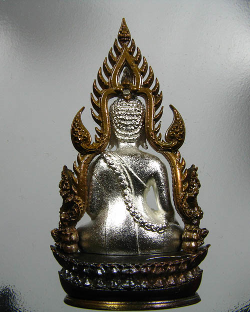 พระพุทธชินราช พิมพ์แต่งฉลุ ลอยองค์ รุ่นจอมราชันย์ เนื้อโลหะชุบเงิน ซุ้มนวโลหะ หมายเลข 1886