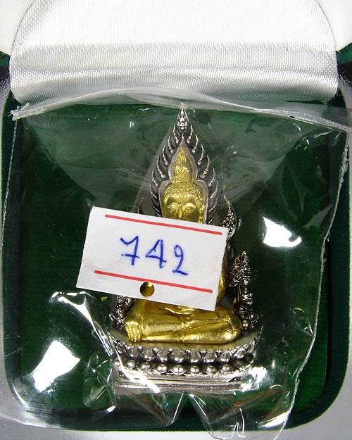 พุทธชินราช รุ่นจอมราชันย์ พิมพ์แต่งฉลุลอยองค์ เนื้อโลหะชุบทอง ซุ้มชุบเงิน No.742