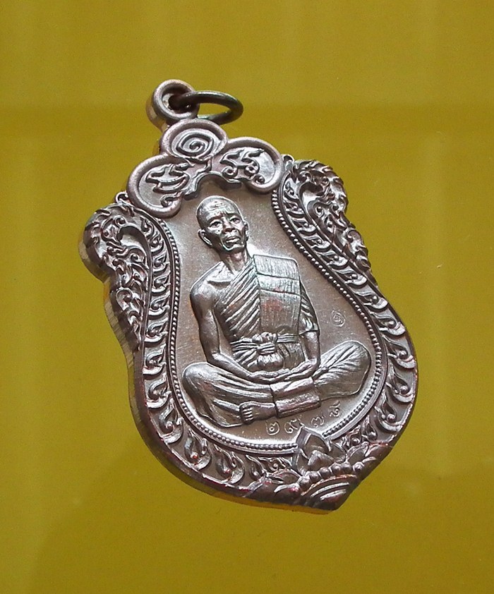 EOD เหรียญเสมาทองแดงรมมันปู (เจาะห่วง สวยคลาสสิก) ๒๙๗๘ พระงามมาก ไม่มีกล่องครับ เคาะเดียววัดใจครับ