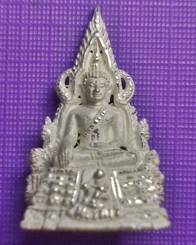 พระพุทธชินราชรุ่นปิดทองปี 2547 เนื้อเงินพ่นทราย พิมพ์เล็ก ฐานพระนเรศวรนั่งหลั่งน้ำทักษิโณทก