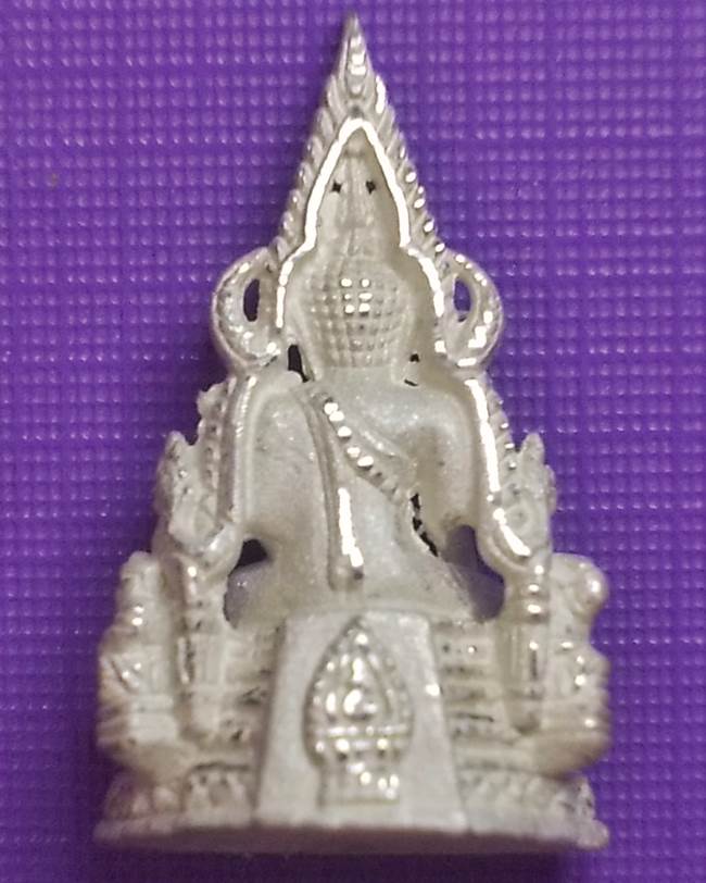 พระพุทธชินราชรุ่นปิดทองปี 2547 เนื้อเงินพ่นทราย พิมพ์เล็ก ฐานพระนเรศวรนั่งหลั่งน้ำทักษิโณทก