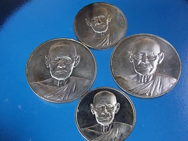 เหรียญ 122 ปี เนื้อเงิน พิมพ์ใหญ่+เล็ก มาพร้อมกล่อ ง 4 องค์ เ คาะเดียว
