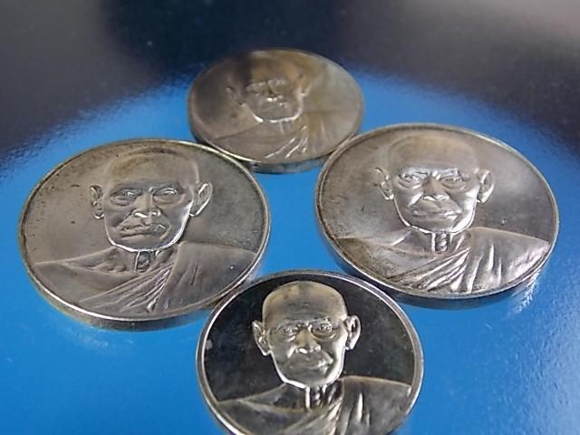 เหรียญ 122 ปี เนื้อเงิน พิมพ์ใหญ่+เล็ก มาพร้อมกล่อ ง 4 องค์ เ คาะเดียว