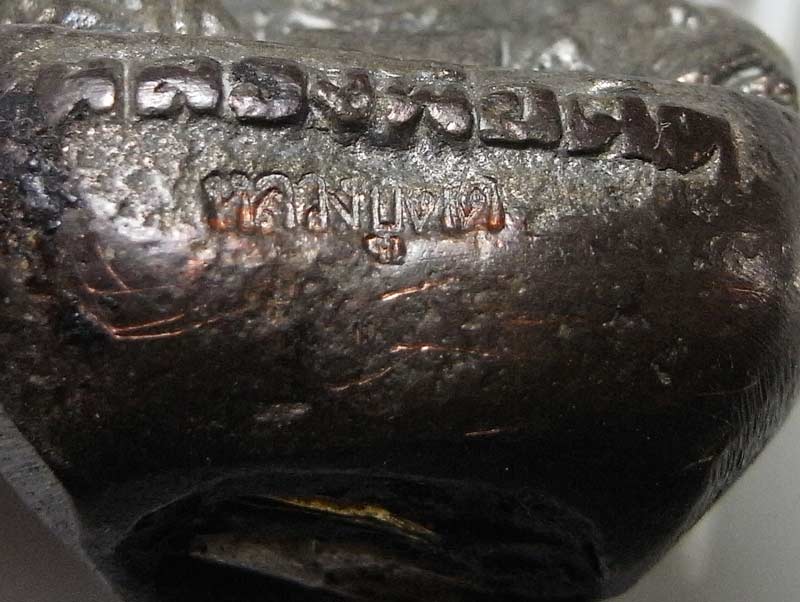  รูปหล่อเบ้าทุบเนื้อนวะพิเศษจารเหล็ก อุดผงฝังตะกรุดทองคำ- เงิน ปี 2551 หลวงพ่อตัด วัดชายนา