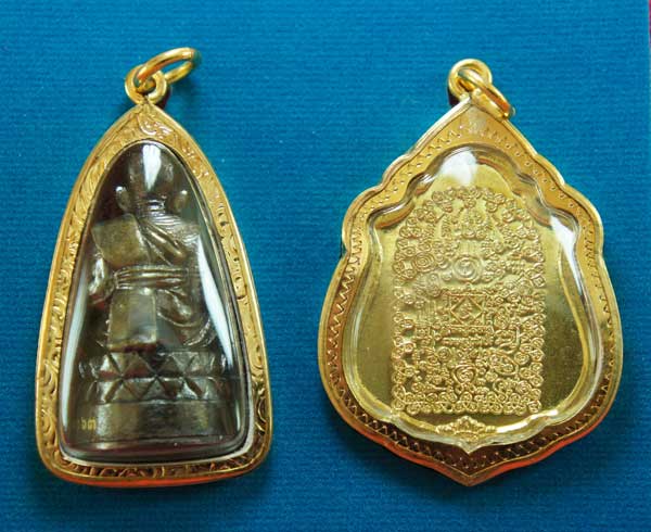 หลวงปู่ทวด หมื่นยันต์ รุ่นรวยหายห่วง ชุดพิเศษทอดกฐิน 3 องค์ วัดช้างไห้ เนื้อฝาบาตลงยาสีเเดง หมายเลข 