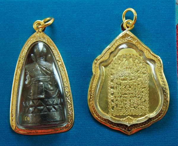 หลวงปู่ทวด หมื่นยันต์ รุ่นรวยหายห่วง ชุดพิเศษทอดกฐิน 3 องค์ วัดช้างไห้ เนื้อฝาบาตลงยาสีน้ำเงิน หมายเ