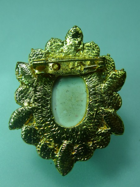 เข็มกลัดรูปพระพุทธเจ้า สวยเก่าเก็บ (รายการ 50 บาท)