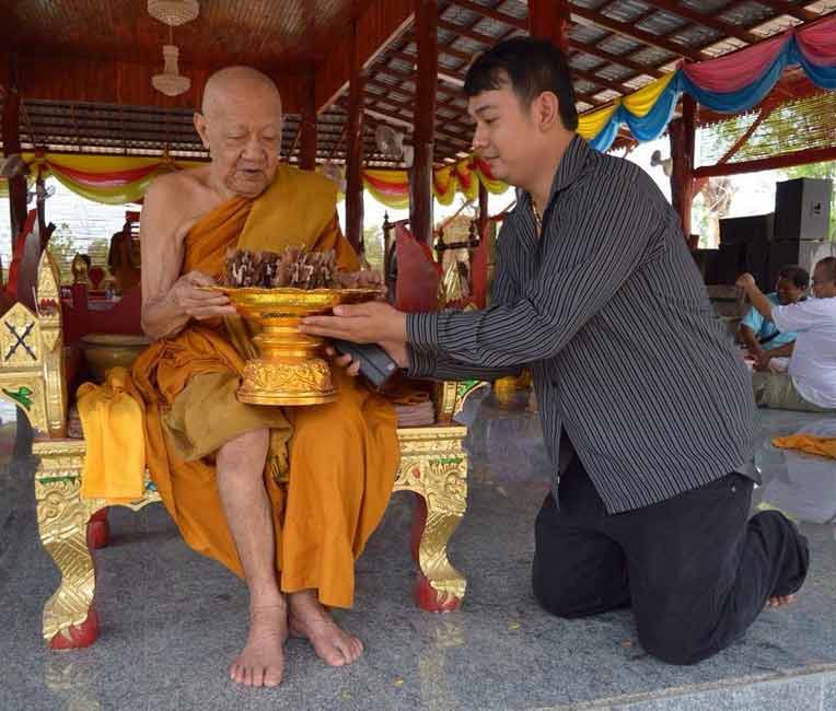 เหรียญหล่อ ร.ศ ๒๓๓ รุ่นเศรษฐีเมืองตระการ หลวงปู่อ่อง วัดสิงหาญ เนื้อเงินหมายเลข ๙