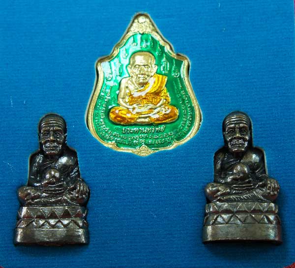 หลวงปู่ทวด หมื่นยันต์ รุ่นรวยหายห่วง ชุดพิเศษทอดกฐิน วัดช้างไห้ เนื้อฝาบาตลงยาสีเขียว หมายเลข 2904