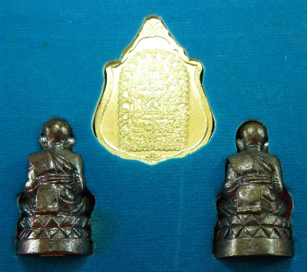 หลวงปู่ทวด หมื่นยันต์ รุ่นรวยหายห่วง ชุดพิเศษทอดกฐิน วัดช้างไห้ เนื้อฝาบาตลงยาสีน้ำเงิน หมายเลข 3706
