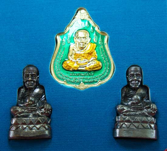 	หลวงปู่ทวด หมื่นยันต์ รุ่นรวยหายห่วง ชุดพิเศษทอดกฐิน วัดช้างไห้ เนื้อฝาบาตลงยาสีเขียว หมายเลข1074