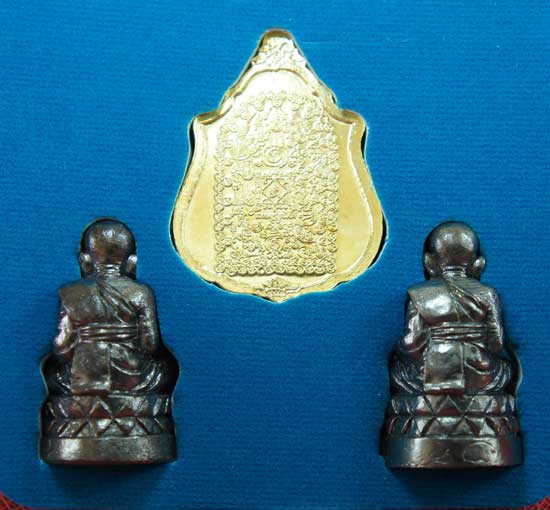 	หลวงปู่ทวด หมื่นยันต์ รุ่นรวยหายห่วง ชุดพิเศษทอดกฐิน วัดช้างไห้ เนื้อฝาบาตลงยาสีเขียว หมายเลข1074