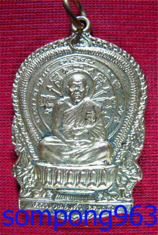 172นั่งพาน๑ หลวงปู่ทองดำ วัดท่าทอง จ.อุตรดิตถ์ รุ่นไทยช่วยไทย ปี2541 กะไหล่ทอง ตอกโค้ด สวยมาก