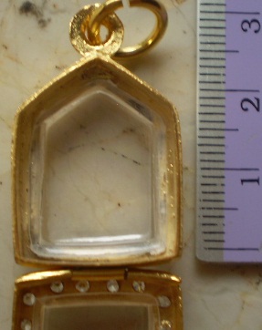 ตลับเงินแกะลาย  ล้อมเพชร  ชุบทองแท้  ใส่ขุนแผนผงพรายเล็ก  เคาะเดียว  