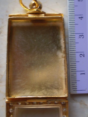 ตลับเงินขัดเงา  ล้อมเพชร  ชุบทองแท้ ใส่พระสมเด็จ  เคาะเดียว 