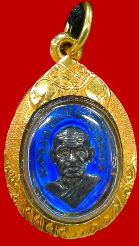 เหรียญเม็ดแตงหลวงพ่อแช่มวัดฉลอง เนื้อเงินลงยา เลี่ยมทองคำแท้ครับ