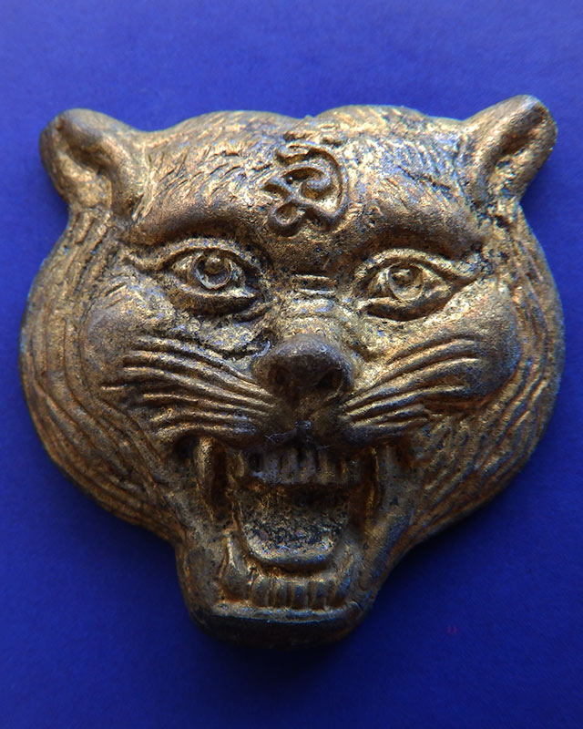 5.หน้ากากเสือหล่อโบราณ หลวงปู่คำบุ วัดกุดชมภู ตอกโค้ด+เลข พร้อมกล่องเดิม