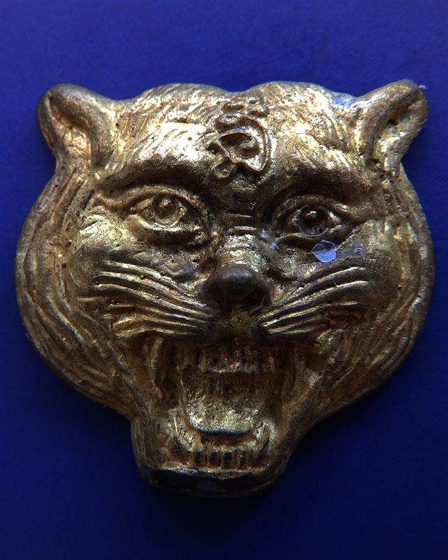 6.หน้ากากเสือหล่อโบราณ หลวงปู่คำบุ วัดกุดชมภู ตอกโค้ด+เลข พร้อมกล่องเดิม