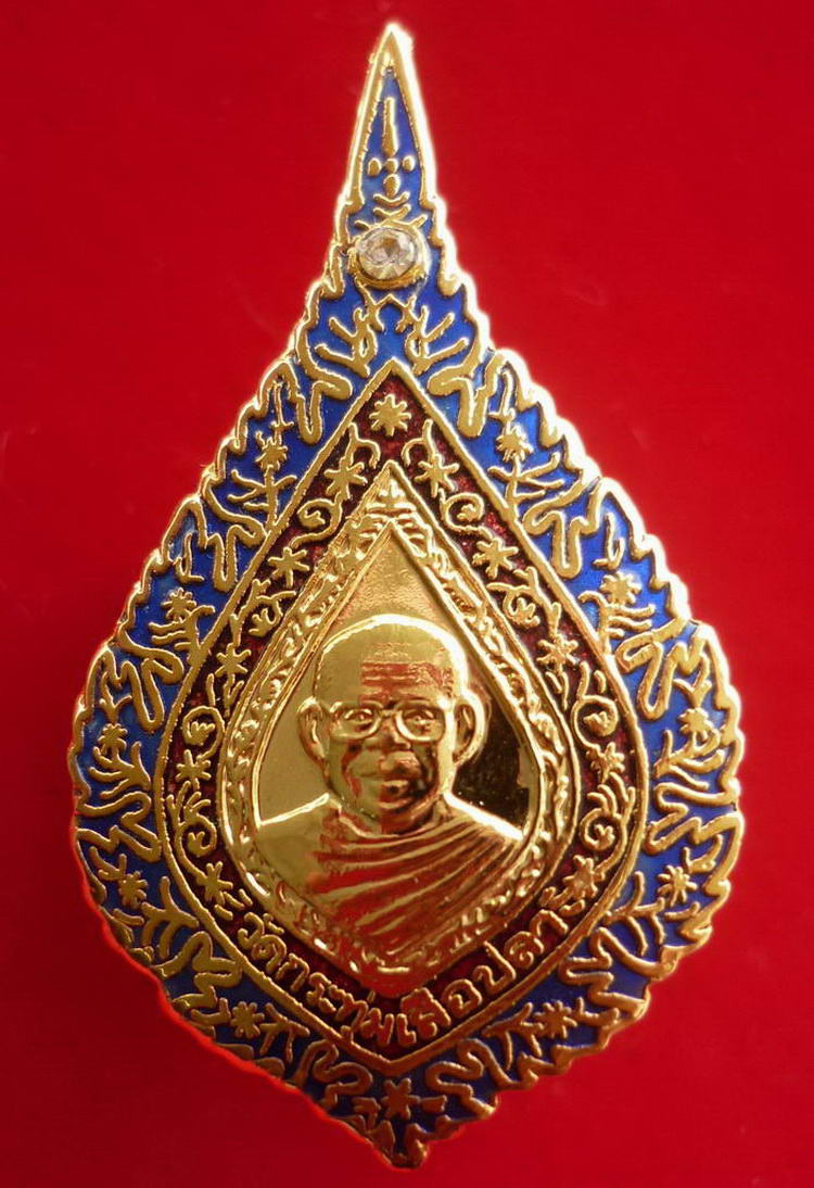 เข็มกลัดกะหลั่ยทองลงยาราชาวดี สีนำ้เงิน หลวงพ่อฤาษีลิงดำ วัดกระทุ่มเสือปลา ปี พ.ศ.๒๕๔๒