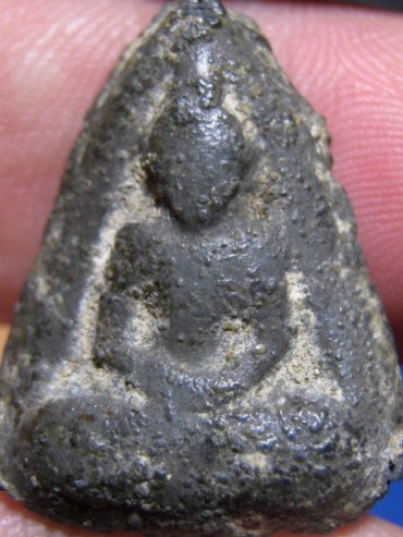 พระกลีบบัวหลังปิดตา เนื้อชินเขียว หลวงปู่บุญ วัดกลางบางแก้ว จ.นครปฐม มาพร้อมบัตรรับรอง  