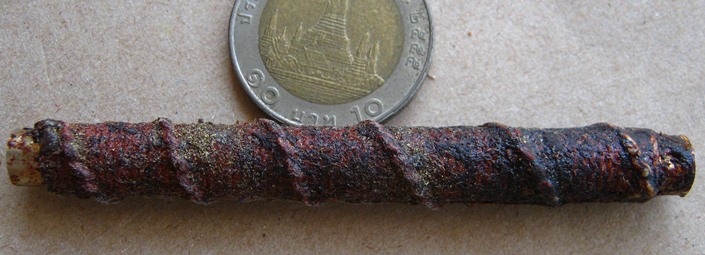 ตะกรุดปืนแตก เนื้อเงินจารมือ แช่น้ำหมาก หลวงปู่คำบุ วัดกุดชมภู จ.อุบลราชธานี ปี2553 สร้าง1,000ชุด 