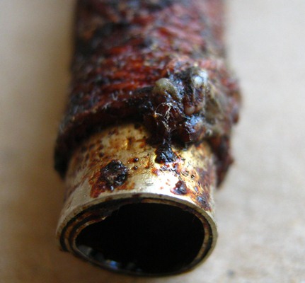 ตะกรุดปืนแตก เนื้อเงินจารมือ แช่น้ำหมาก หลวงปู่คำบุ วัดกุดชมภู จ.อุบลราชธานี ปี2553 สร้าง1,000ชุด 