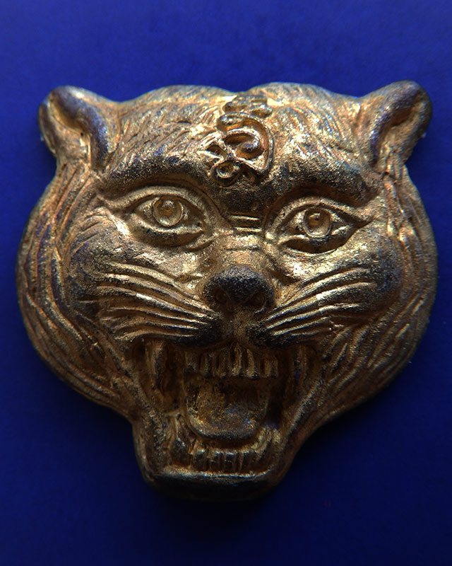 7.หน้ากากเสือหล่อโบราณ หลวงปู่คำบุ วัดกุดชมภู ตอกโค้ด+เลข พร้อมกล่องเดิม