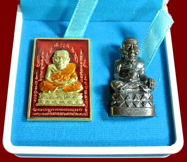 หลวงปู่ทวด หมื่นยันต์ รุ่นรวยหายห่วง ชุดพิเศษทอดกฐิน วัดช้างไห้ เนื้อฝาบาตลงยาสีแดง หมายเลข ๓๓๖๑