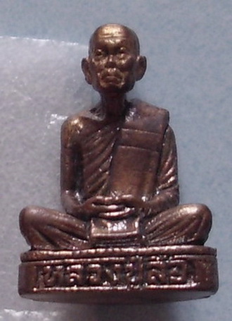 รูปหล่ออายุ ๘๘ ปี  เนื้อทองแดง  หลวงปู่ลือ  วัดป่านาทาม  จ.มุกดาหาร  ปี 2540