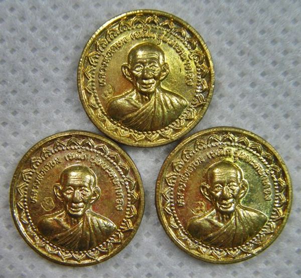 หลวงพ่อเกษม เขมโก เหรียญกลมเล็กแจกทาน รุ่นนะหน้าทองปี๒๕๓๖ 3 เหรียญเบาๆครับ