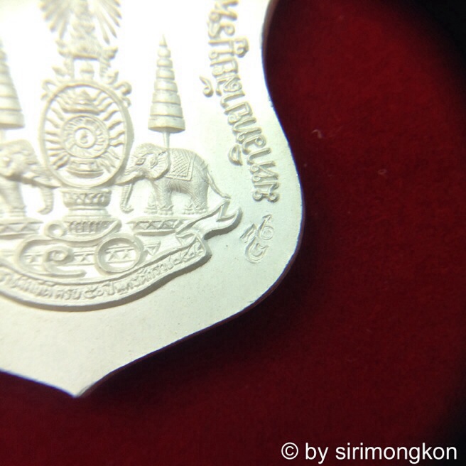 **วัดใจ**เหรียญอาร์มหลวงพ่อโสธร ภปร. รุ่นกาญจนาภิเษก เนื้อเงินลงยาสีแดง ปี39 มีโค๊ด กล่องเดิม