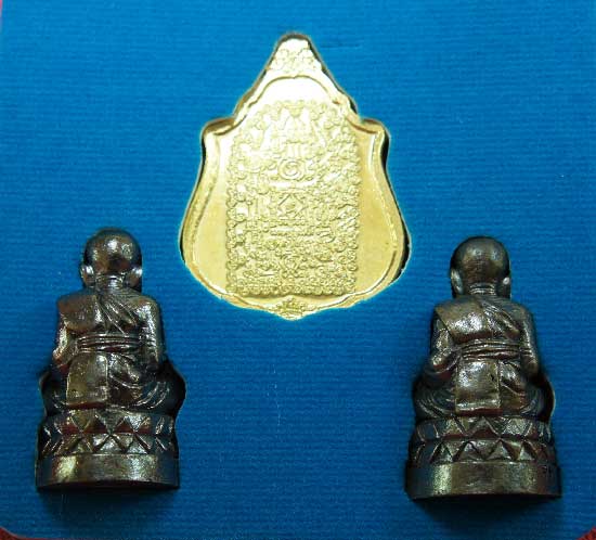 	หลวงปู่ทวด หมื่นยันต์ รุ่นรวยหายห่วง ชุดพิเศษทอดกฐิน วัดช้างไห้ เนื้อฝาบาตลงยาสีเเดง หมายเลข 3581