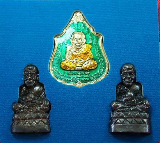	หลวงปู่ทวด หมื่นยันต์ รุ่นรวยหายห่วง ชุดพิเศษทอดกฐิน วัดช้างไห้ เนื้อฝาบาตลงยาสีเขียว หมายเลข 1050