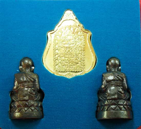 	หลวงปู่ทวด หมื่นยันต์ รุ่นรวยหายห่วง ชุดพิเศษทอดกฐิน วัดช้างไห้ เนื้อฝาบาตลงยาสีเขียว หมายเลข 1050
