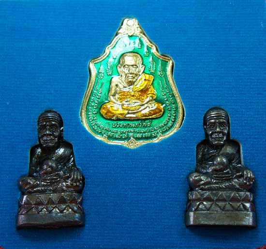 หลวงปู่ทวด หมื่นยันต์ รุ่นรวยหายห่วง ชุดพิเศษทอดกฐิน วัดช้างไห้ เนื้อฝาบาตลงยาสีเขียว หมายเลข 1002